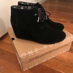 TOMs Wedge Booties 🖤